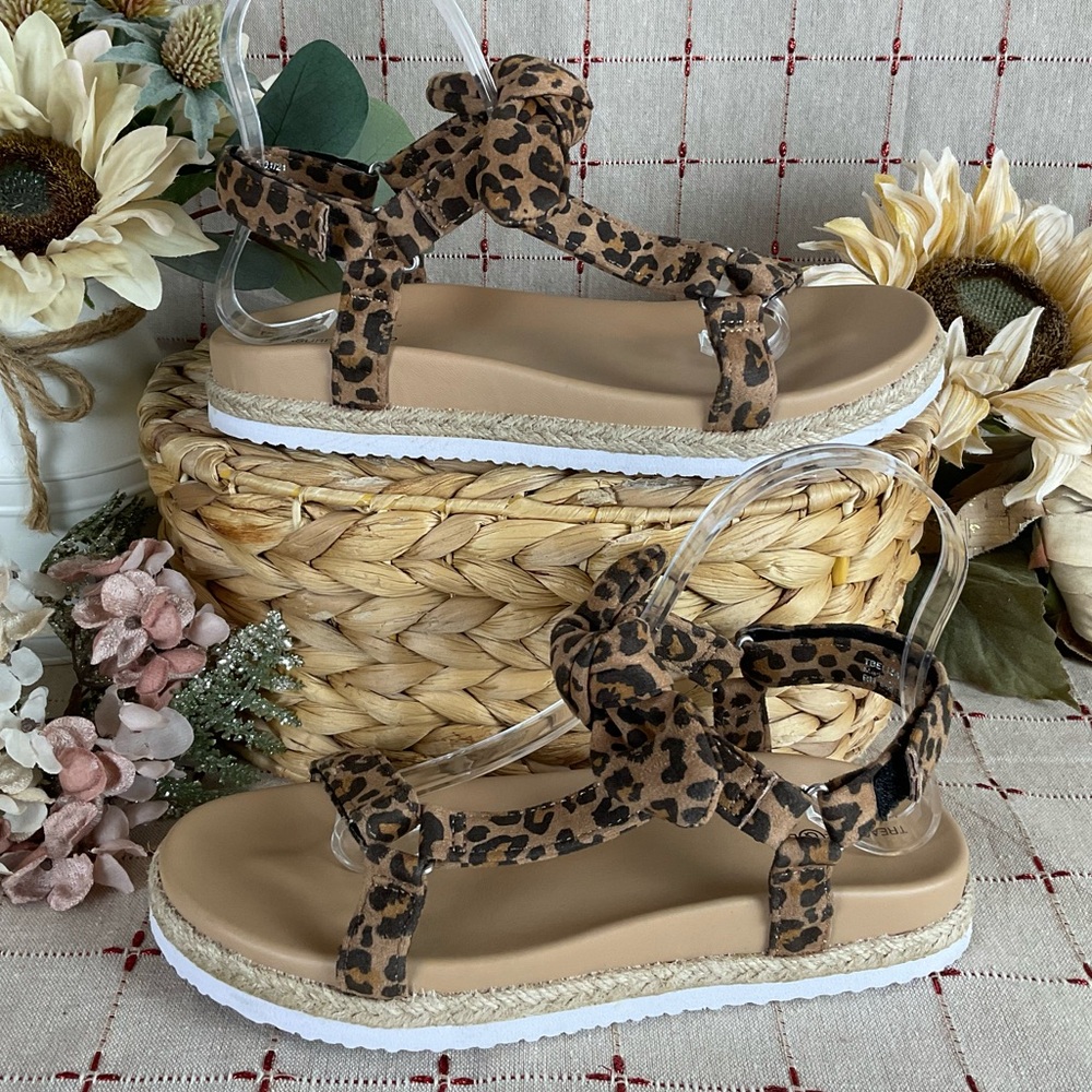 Treasure & Bond “Eliza” Leopard Print Strappy Sandals Girls Sz 5 Contour Footbed